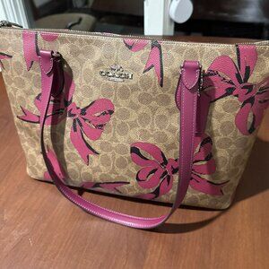 Coach Gallery Tote Bag in signature canvas with pink bow print